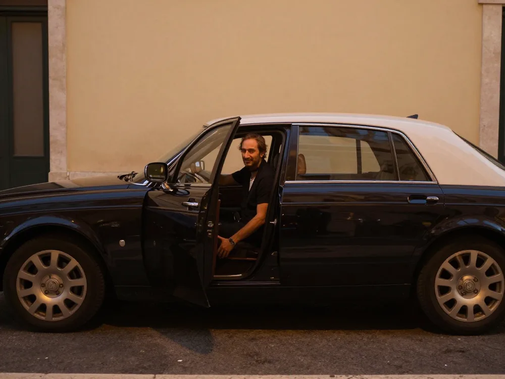 Traveller paying by card at the end of a taxi ride